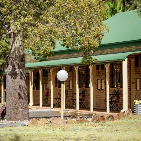 Overlander Homestead Motel Roma Exterior foto